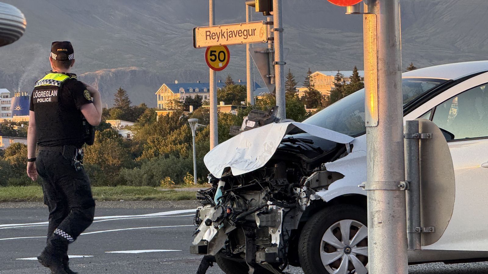 Á­rekstur á Suður­lands­braut