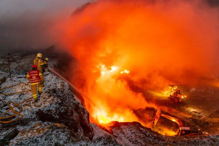 Vaktstjóri hjá slökkviliðinu segir eldinn hafa brotist út með offorsi í morgun en nú sé búið að slökkva hann aftur, og vonandi í síðasta skipti.