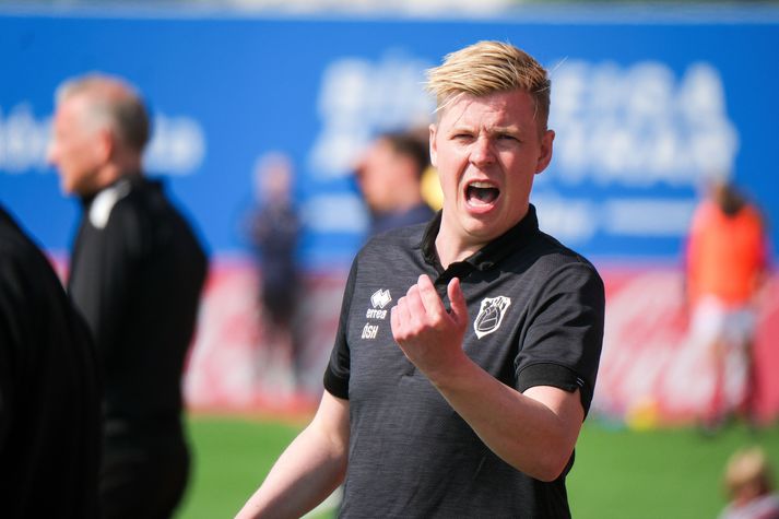 Óskar Smári á hliðarlínunni.