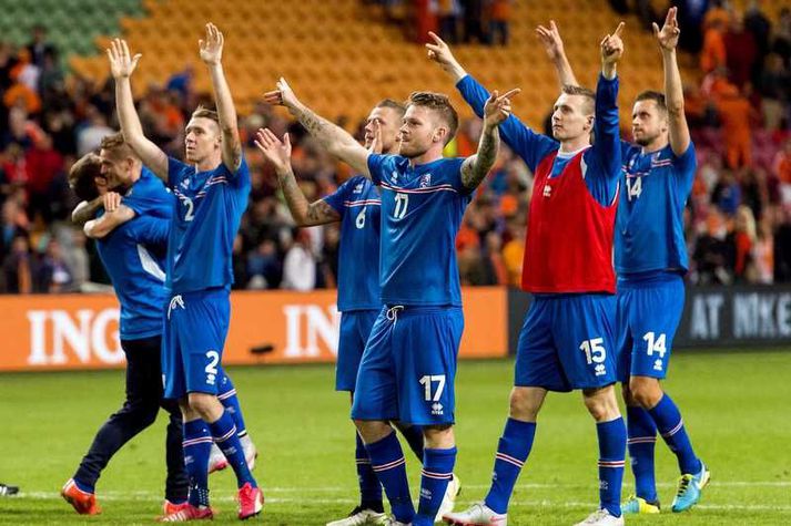 RÚV hefur boðist til þess að sýna landsleiki Íslands á Evrópumeistaramótinu í fótbolta í sumar og hafið viðræður við Símann vegna þess.