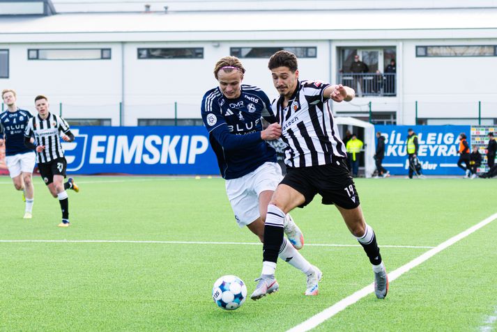 Ásgeir Páll Magnússon í baráttunni við Amin Cosic í vor. Amin flutti til Noregs í sumar og Ásgeir hefur ákveðið að halda einnig af landi brott.