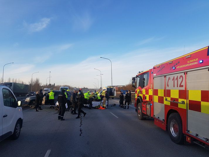 Frá vettvangi seinna umferðarslyssins í Ártúnsbrekku um miðjan dag í gær.