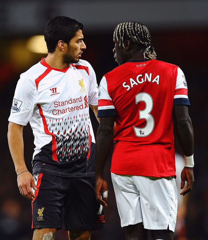 Luis Suarez og Bacary Sagna í hanaslag í fyrri leik liðanna í vetur.
