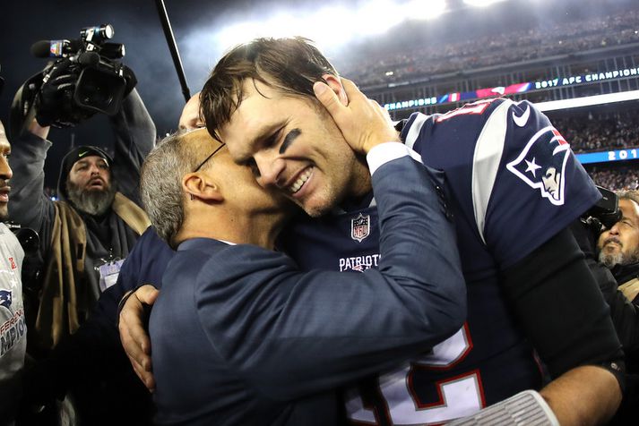 Tom Brady fagnar sigri í nótt.