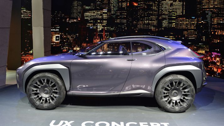 Lexus UX tilraunabíllinn á bílasýningunni í París.