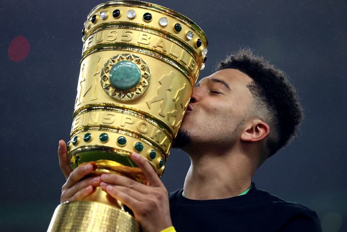 Jadon Sancho varð bikarmeistari á mögulega sínu síðasta tímabili með Borussia Dortmund. Hér kyssir hann bikarinn.