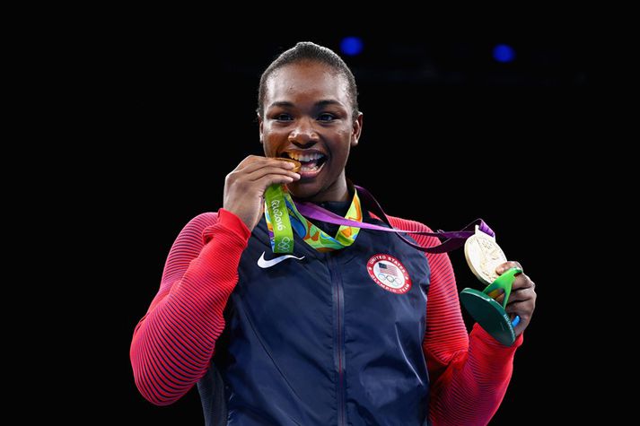 Claressa Shields með verðlaunin sín í Ríó.