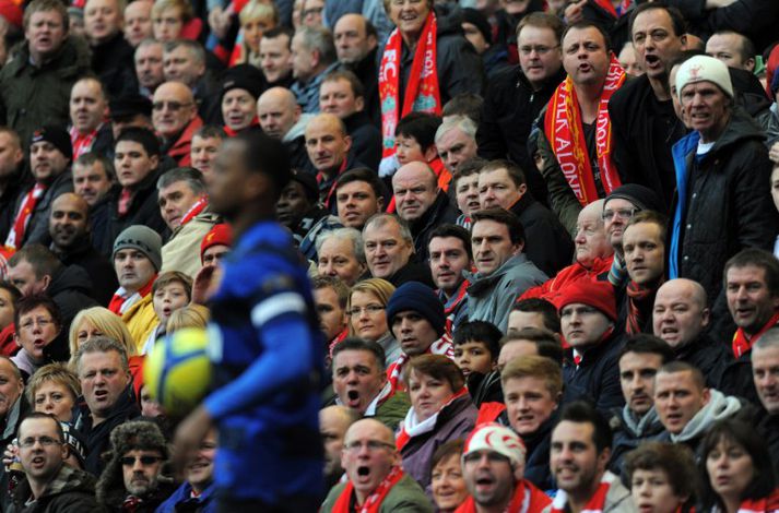 Evra fékk að heyra það frá stuðningsmönnum Liverpool.
