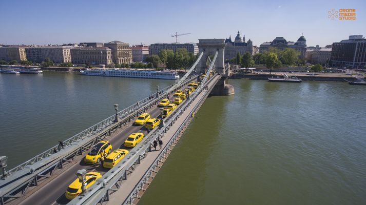 Ein brúnna yfir Dóná í Budapest lokuð af leigubílstjórum sem mótmæla Uber og svokölluðum "hýenu"-leigubílstjórum.