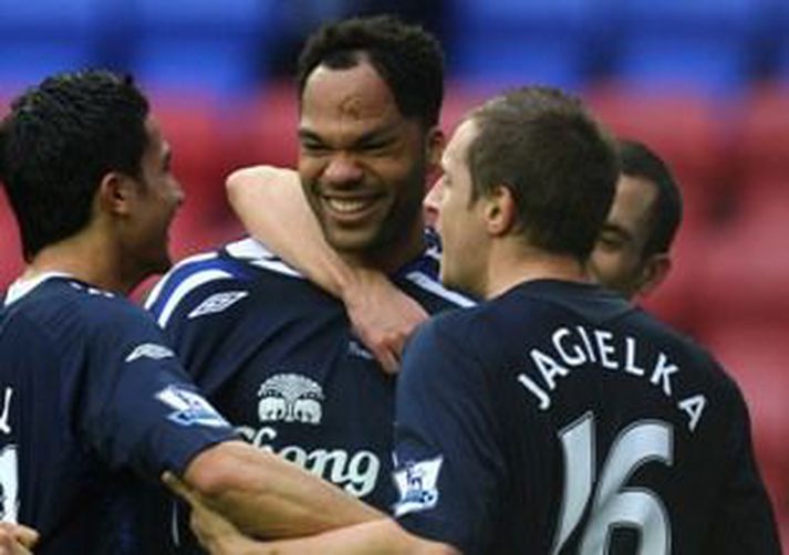 Leikmenn Everton fagna marki Jolean Lescott í gær.