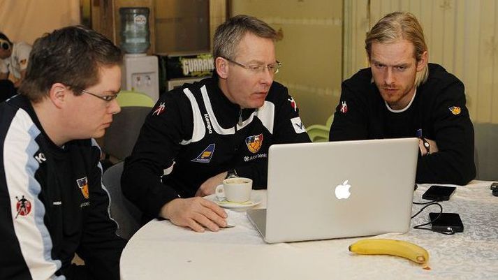 Guðmundur Guðmundsson nýtir hverja stund til að undirbúa sína menn. Hér er hann með aðstoðarmanni sínum, Gunnari Magnússyni, og markverðinum Björgvini Páli Gústavssyni.