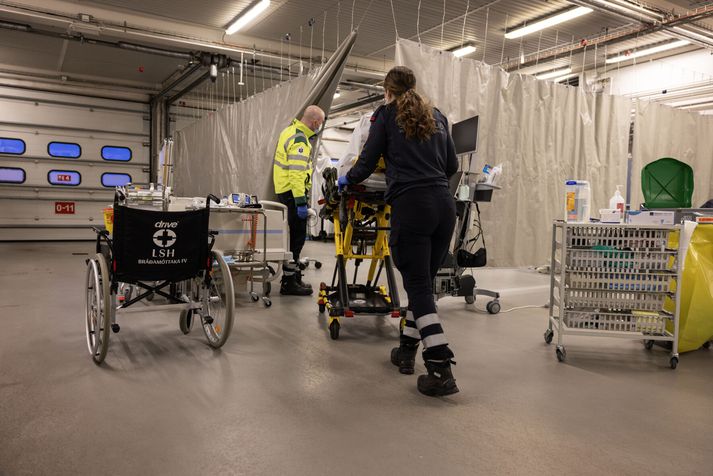 Venjulega er sjúkrabílum ekið inn í þetta rými til að skila farþegum á bráðamóttöku. Rýmið var í gær nýtt til að einangra sjúklinga. 