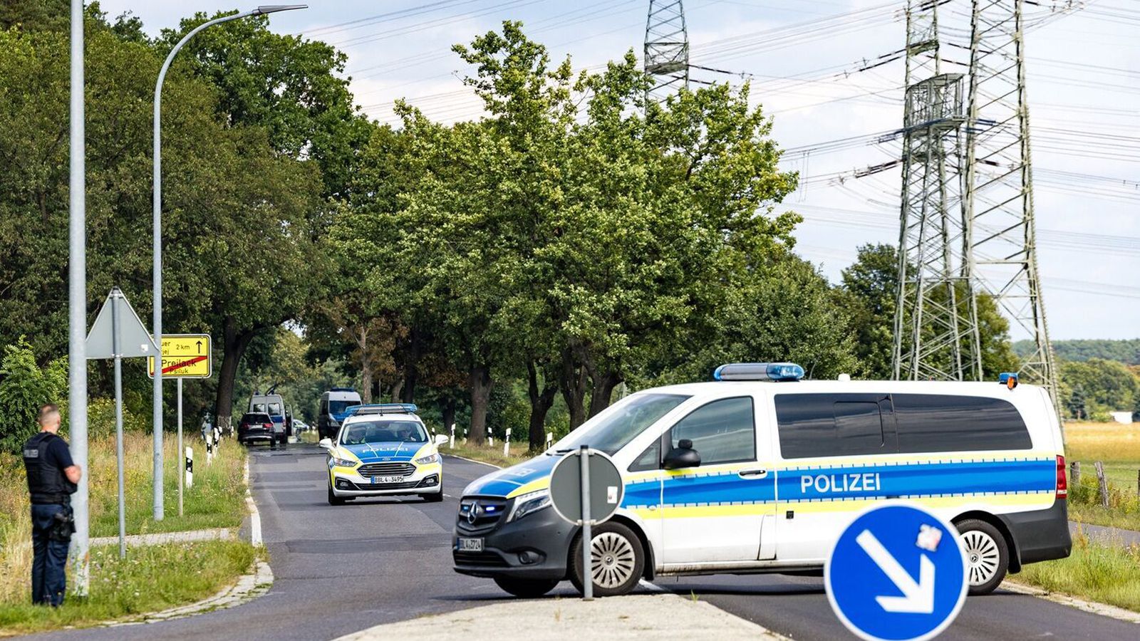 Sprengjur nærri spenni­stöð