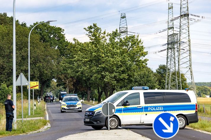 Frá vettvangi í Brandenburg. Embættismenn segja að á annan tug heimagerða sprengja hafi fundist.