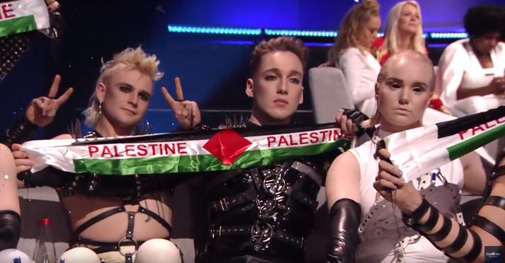 Hatari gaf merki um frið og hélt á fánum Palestínu.