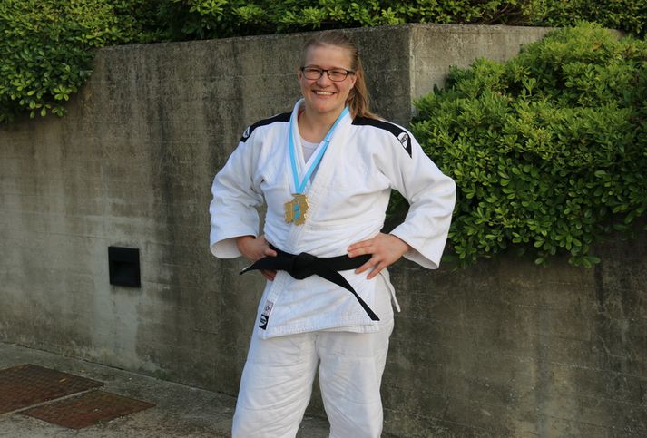 Júdókonan Anna Soffía Víkingsdóttir með gullverðlaun sín.