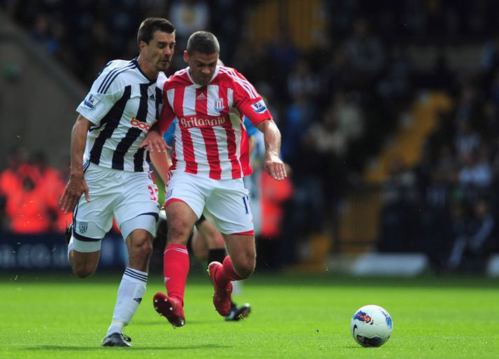 Jon Walters og Paul Scharner eigast við í leiknum í dag.