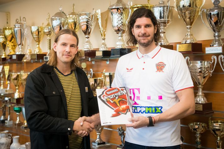 Bjarki Már Elísson ásamt László Nagy, íþróttastjóra Veszprém.