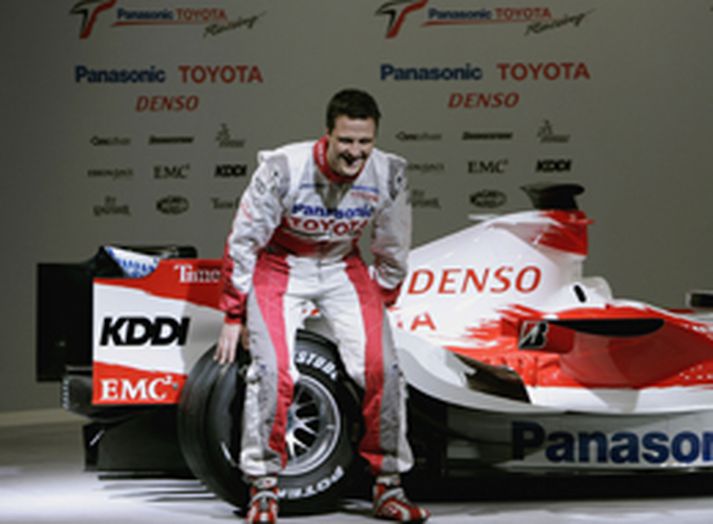 Ralf Schumacher sést hér með nýja Toyota-bílnum.