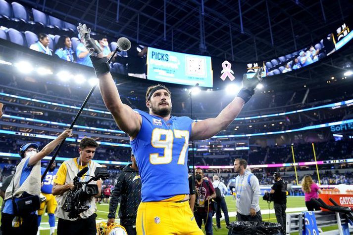 Joey Bosa fagnari sigri Los Angeles Chargers í nótt en hann var ennþá reiður á blaðamannafundi eftir leik.