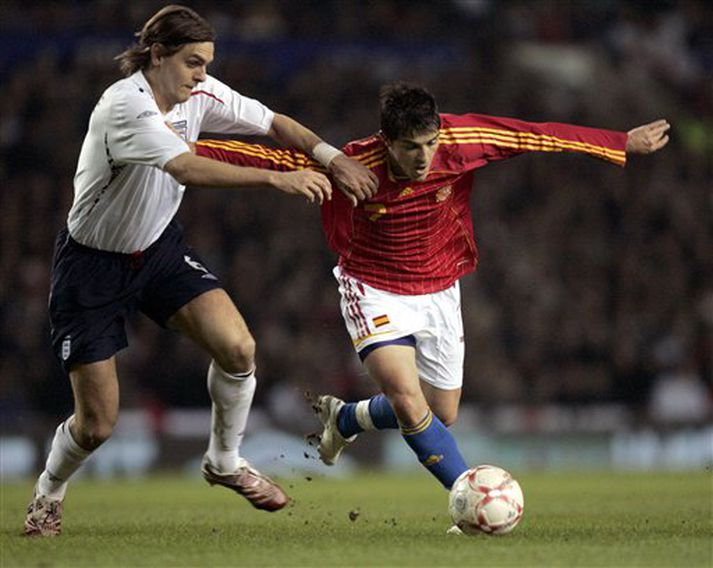 Jonathan Woodgate og David Villa berjast um boltann í leiknum í gær.