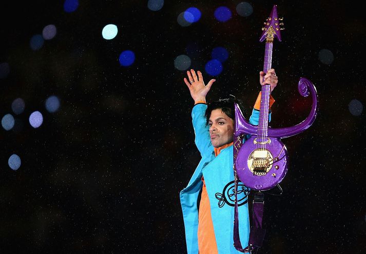 Prince lét ekki úrhellisrigningu stoppa sig þegar hann sá um hálfleikssýningu Super Bowl árið 2007.