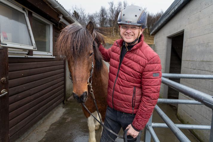 Andrés Magnússon framkvæmdastjóri SVÞ segist svo vanafastur að hann taki dræmt í allar hugmyndir eiginkonunnar um breytingar á morgunvenjum. Á mynd með Andrési er hinn 14 vetra gamli Strengur. 