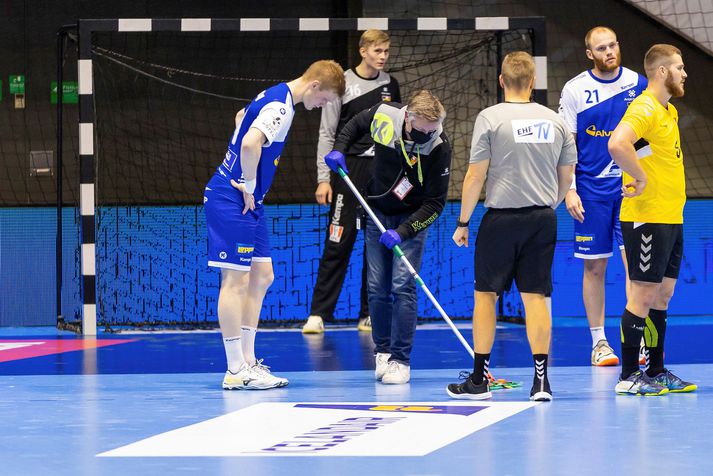Skúringamoppan dugar víst skammt til að laga keppnisgólfið í Laugardalshöll eftir vatnstjónið sem varð í vikunni. Ísland mætti Litáen 4. nóvember síðastliðinn og það verður síðasti leikurinn í Höllinni í bili.