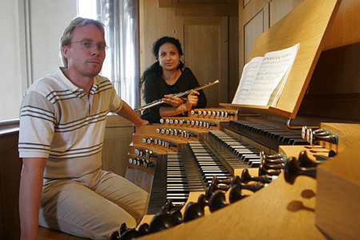 Steingrímur organisti stendur fyrir vínkynningu í safnaðarheimili Neskirkju.