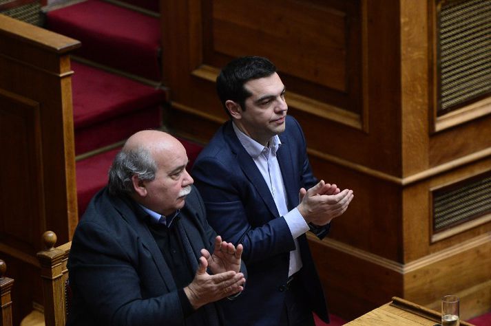 Nikos Voutsis, innanríkisráðherra Grikklands, og Alexis Tsipras forsætisráðherra.