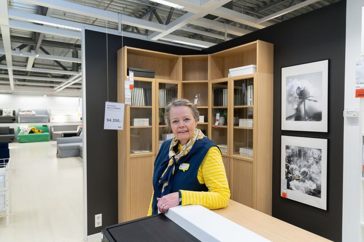 Guðrún Hlín Þórarinsdóttir er 75 ára og starfar enn í 100% starfi hjá IKEA. Sem hún elskar. Guðrún segir aldrei neinn hafa nefnt við hana eitt eða neitt um starfslok. Á þeim 28 árum sem hún hefur starfað hjá IKEA segir hún það alltaf gerast með viðskiptavinum að hægt sé að finna einhverja tengingu. Íslenskt samfélag sé bara þannig.