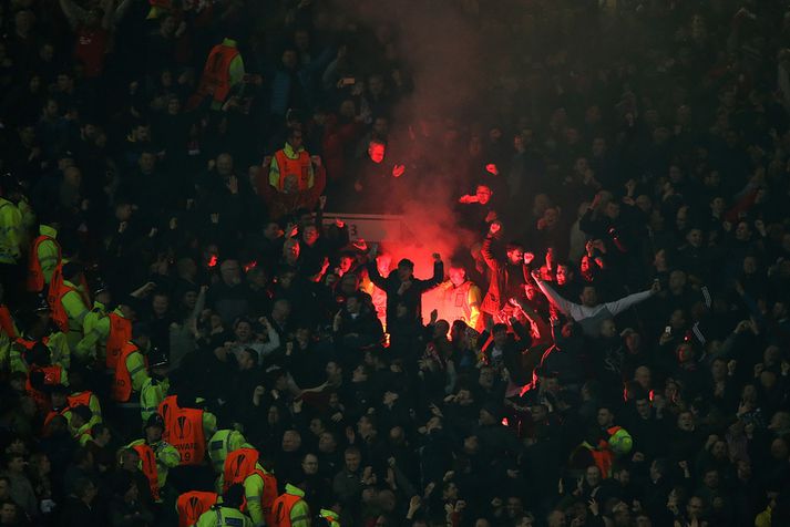 Stuðningsmenn Liverpool fagna í stúkunni á Old Trafford í gær.