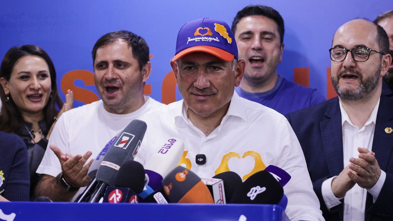 Armenar horfa á­fram til vesturs eftir kosningar