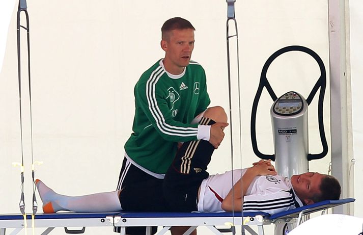 Sjúkraþjálfarinn Darcey Norman að koma Schweinsteiger í stand fyrir EM.