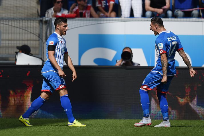 Volland (til vinstri) fagnar markinu.