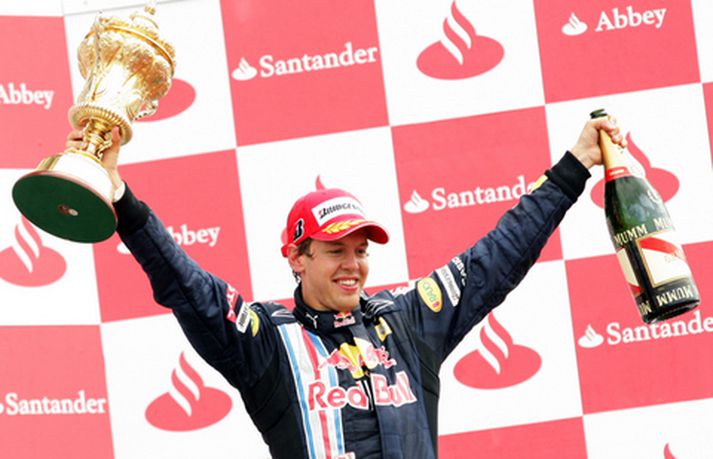 Sebastian Vettel fagnar sigrinum í dag.