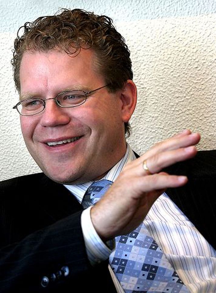 Árni Magnússon félagsmálaráðherra Vill veita fyrirtækjum sem viðhafa launajafnrétti gæðavottun um jöfn laun. Fyrirtæki, sem skara vilji fram úr geti notað vottunina í því skyni að efla ímynd sína og við markaðssetningu.