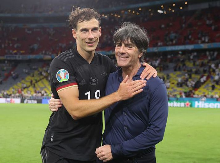 Goretzka og Löw í stuði.