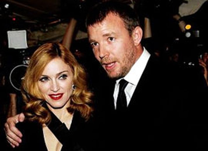 Madonna Vill nú ættleiða stúlkubarn líka og segir að gagnrýni breskra fjölmiðla fari fyrir brjóstið á henni.