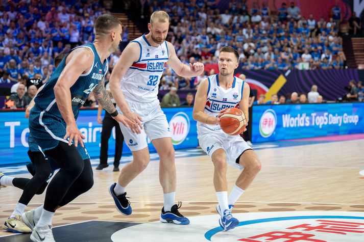 Martin Hermansson og Tryggvi Snær Hlinason í leik með íslenska landsliðinu á Eurobasket en að þessu sinni voru þeir mótherjar.