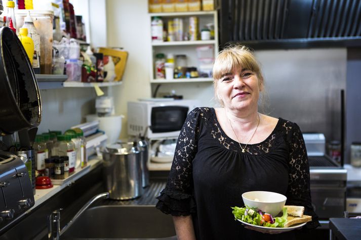 Matgæðingurinn Helen Jóanna Halldórsdóttir gleður bæði munn og maga, en hún stendur vaktina með stæl í Gamla kaffihúsinu í Fellahverfinu.