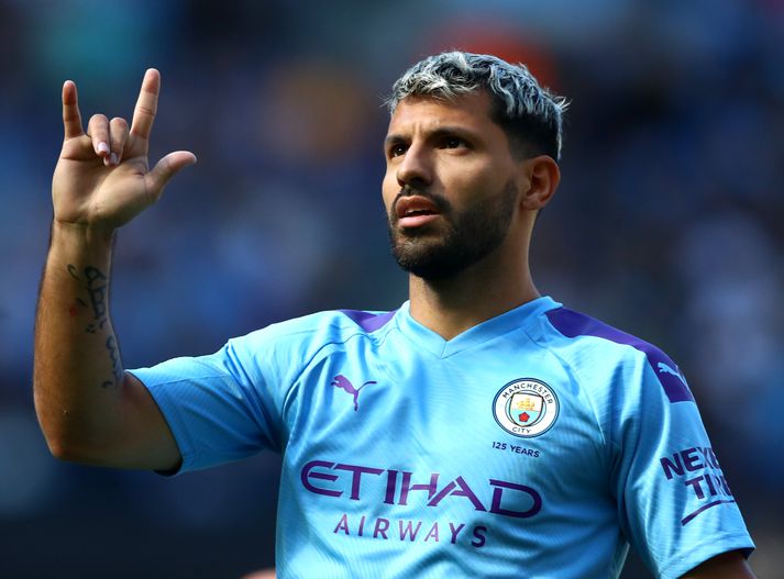 Aguero fagnar marki sínu í dag.