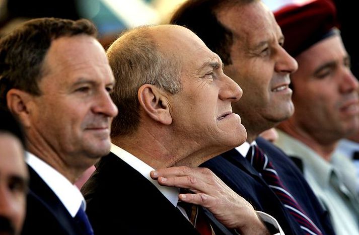 Ehud Olmert lagar á sér skyrtukragann Gagnrýndur fyrir að þekkja lítið til hermennsku.
