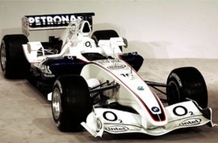 Nýi bíllinn frá BMW-Sauber er hinn glæsilegasti eins og þessi mynd ber með sér, en það verða þeir Jacques Villeneuve og Nick Heidfeld sem munu aka honum fyrir liðið