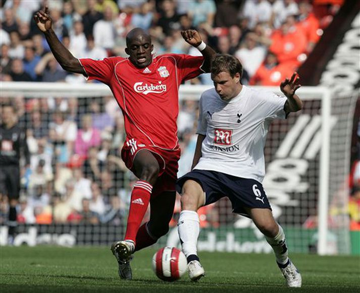 Momo Sissoko og Teemu Tainio berjast um boltann í leiknum.
