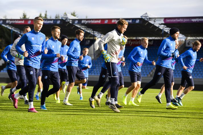 Eric Hamrén sagði í gær að ástandið á hópnum væri gott eftir mikil hlaup gegn Frökkum. Samúel Kári Friðjónsson, hér lengst til vinstri, æfði þó ekki í gær vegna veikinda. 