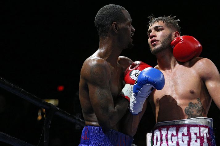 Prichard Colon (til hægri) varð fyrir alvarlegum heilaskaða í bardaga gegn Terrel Williams 2015.