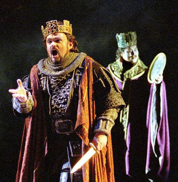 Macbeth og draugur Banquos fyrir aftan hann. Macbeth hætti að geta sofið eftir að hann myrti Duncan Skotlandskonung.