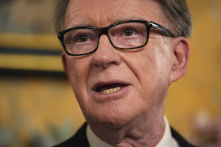 Peter Mandelson harmaði að Jeffrey Epstein hefði verið dæmdur fyrir að falast eftir kynlífi hjá ólögráða stúlku í tölvupósti sem hann sendi honum árið 2008. Það kostaði hann starfið sem sendiherra í dag.