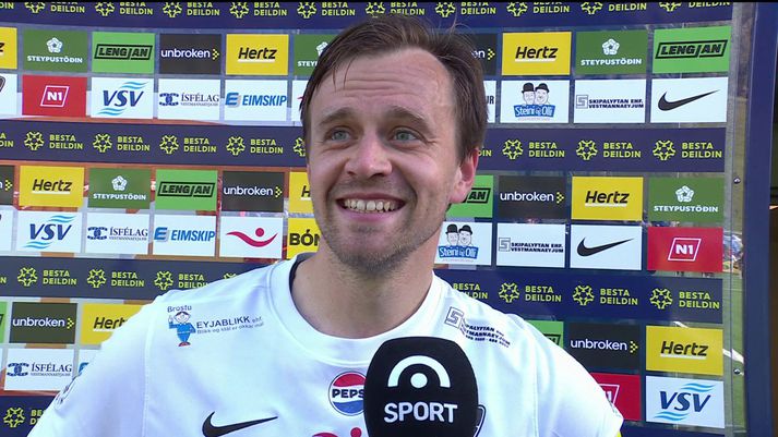 Alex Freyr horfir vongóður yfir í Herjólfsdal og vonar að hvíta tjaldið sé enn á sínum stað.